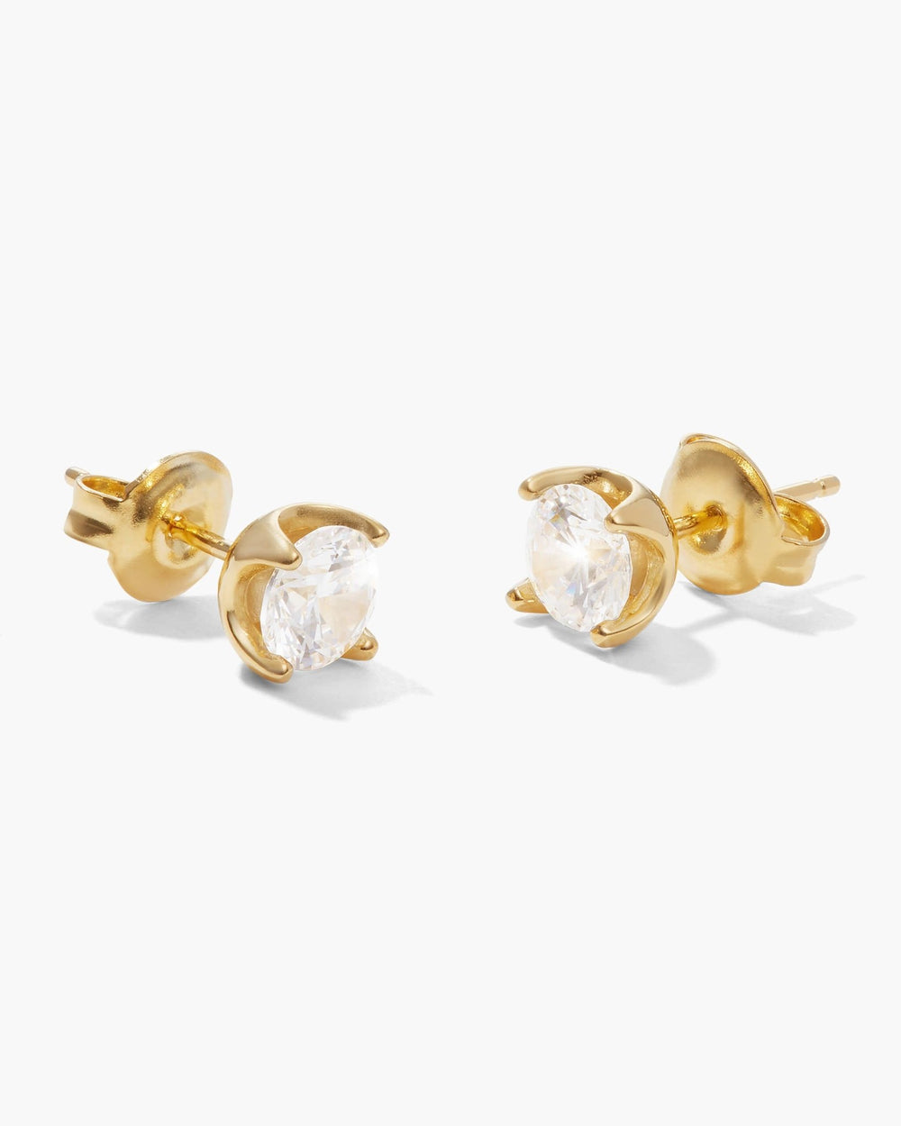 Classic_Stud_Earrings_Gold_View1_Shopify_Tall_69673f8f-1564-4bd6-8e55-400f54d44f34